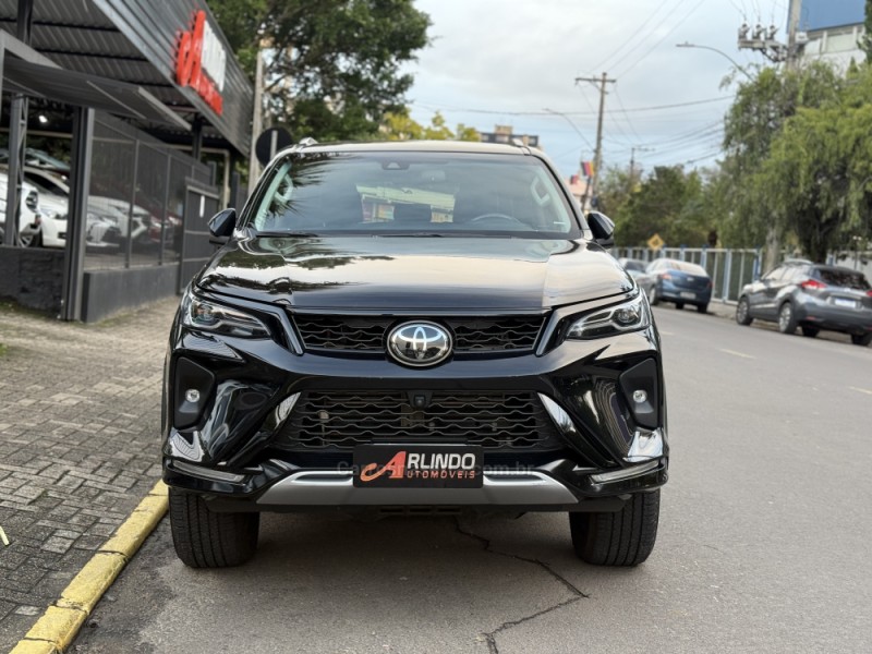 HILUX SW4 2.8 4X4 SRX PLATINUM TURBO 7 LUGARES DIESEL 4P AUTOMÁTICO - 2024 - PAROBé