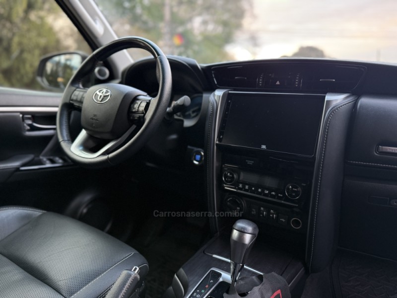 HILUX SW4 2.8 4X4 SRX PLATINUM TURBO 7 LUGARES DIESEL 4P AUTOMÁTICO - 2024 - PAROBé