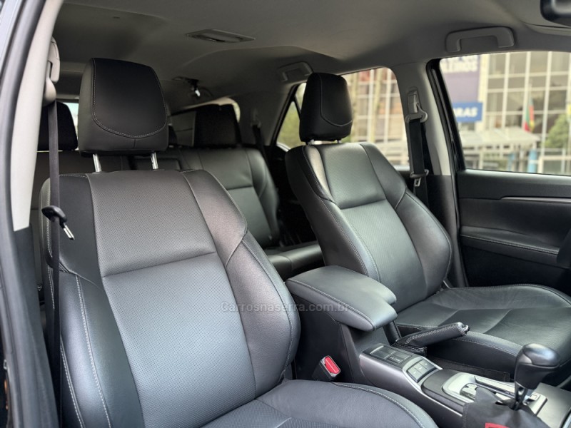 HILUX SW4 2.8 4X4 SRX PLATINUM TURBO 7 LUGARES DIESEL 4P AUTOMÁTICO - 2024 - PAROBé