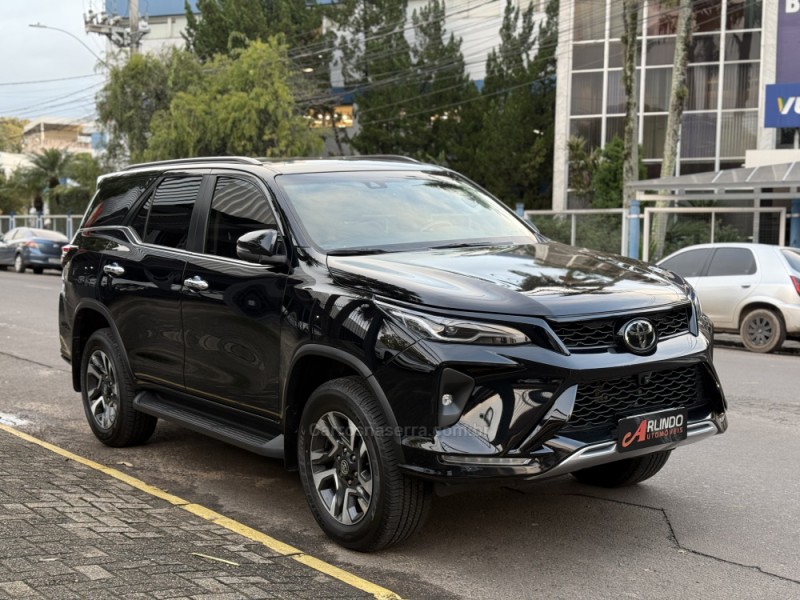 HILUX SW4 2.8 4X4 SRX PLATINUM TURBO 7 LUGARES DIESEL 4P AUTOMÁTICO - 2024 - PAROBé