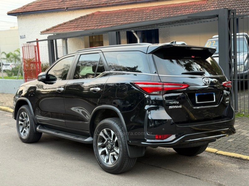 HILUX SW4 2.8 4X4 SRX PLATINUM TURBO 7 LUGARES DIESEL 4P AUTOMÁTICO - 2024 - PAROBé