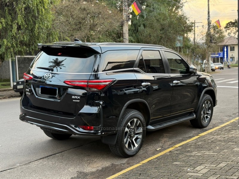 HILUX SW4 2.8 4X4 SRX PLATINUM TURBO 7 LUGARES DIESEL 4P AUTOMÁTICO - 2024 - PAROBé