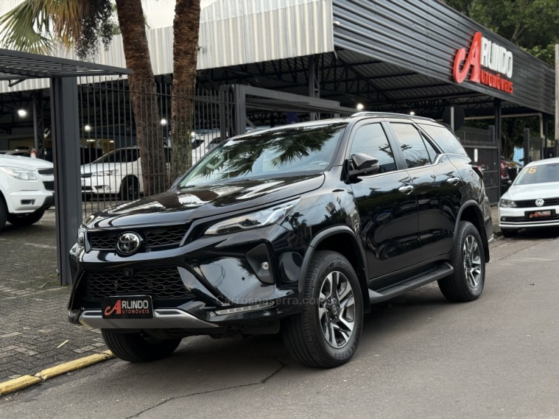 HILUX SW4 2.8 4X4 SRX PLATINUM TURBO 7 LUGARES DIESEL 4P AUTOMÁTICO - 2024 - PAROBé