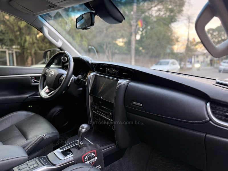 HILUX SW4 2.8 4X4 SRX PLATINUM TURBO 7 LUGARES DIESEL 4P AUTOMÁTICO - 2024 - PAROBé