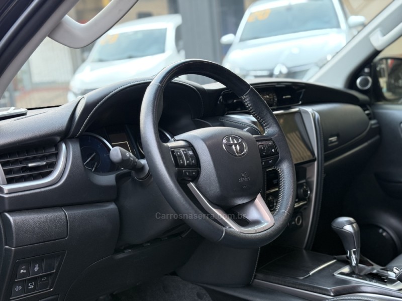 HILUX SW4 2.8 4X4 SRX PLATINUM TURBO 7 LUGARES DIESEL 4P AUTOMÁTICO - 2024 - PAROBé