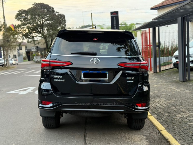 HILUX SW4 2.8 4X4 SRX PLATINUM TURBO 7 LUGARES DIESEL 4P AUTOMÁTICO - 2024 - PAROBé