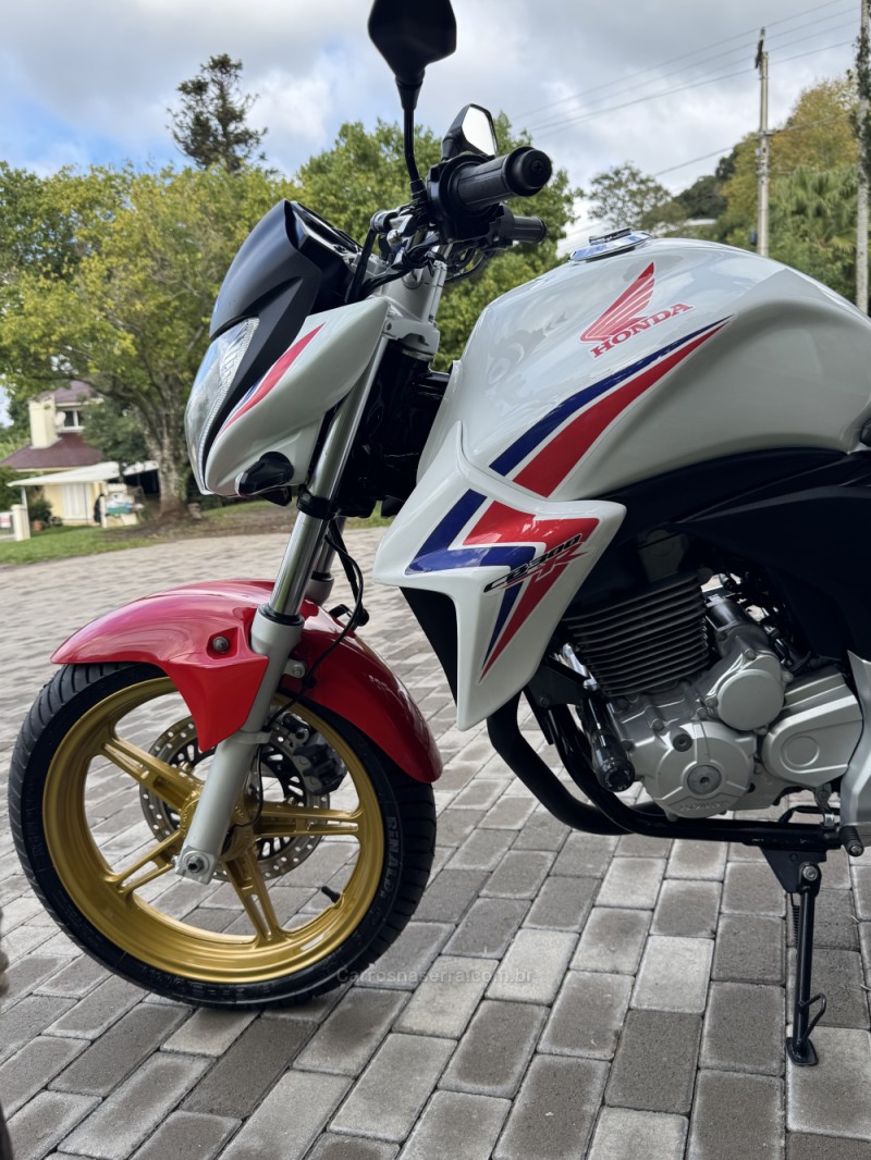 CB 300R ABS - 2015 - ENCANTADO