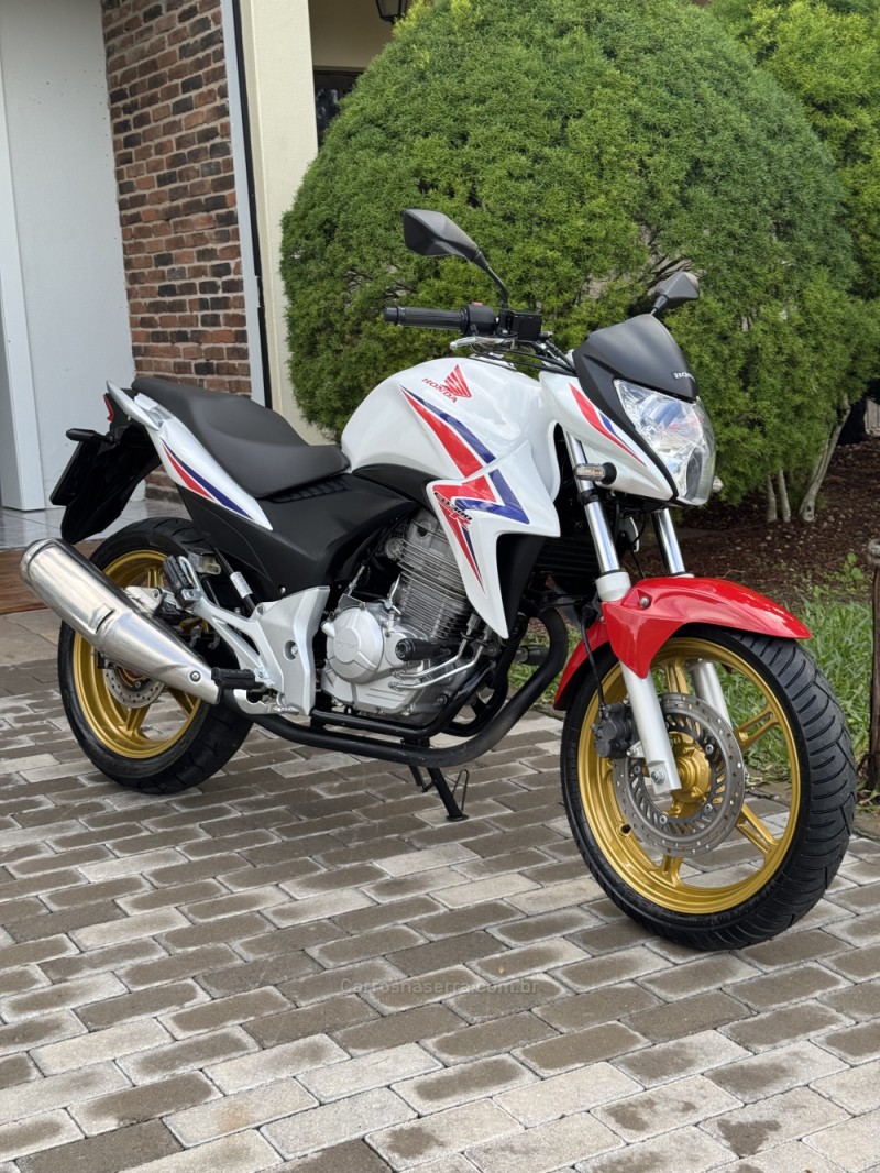 CB 300R ABS - 2015 - ENCANTADO