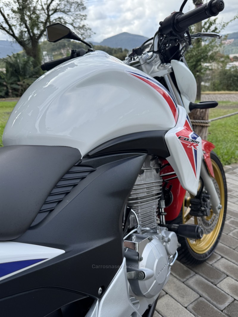 CB 300R ABS - 2015 - ENCANTADO