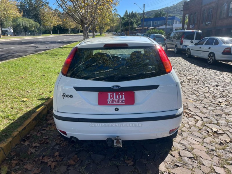 FOCUS 1.6 8V FLEX 4P MANUAL - 2005 - DOIS IRMãOS