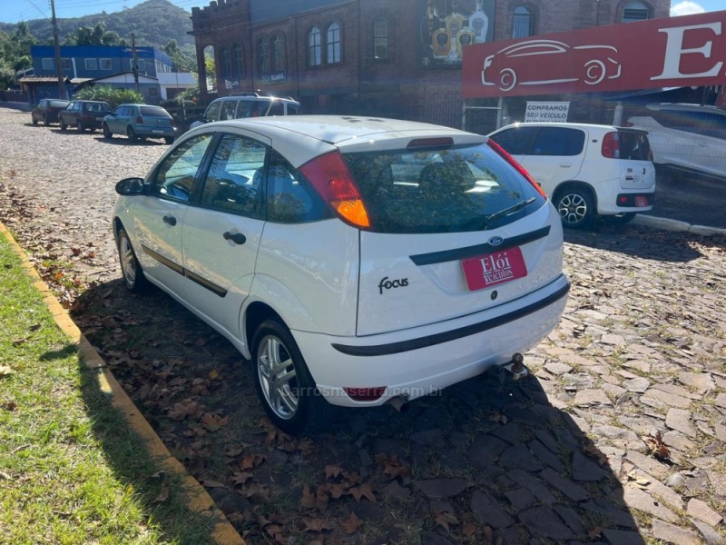 FOCUS 1.6 8V FLEX 4P MANUAL - 2005 - DOIS IRMãOS