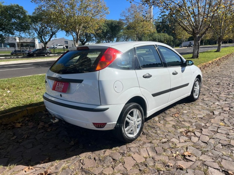 FOCUS 1.6 8V FLEX 4P MANUAL - 2005 - DOIS IRMãOS