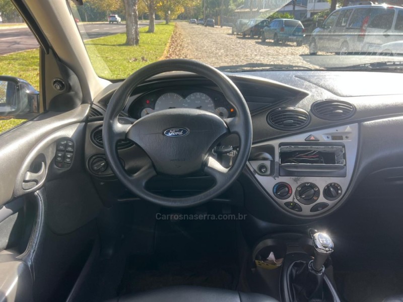 FOCUS 1.6 8V FLEX 4P MANUAL - 2005 - DOIS IRMãOS