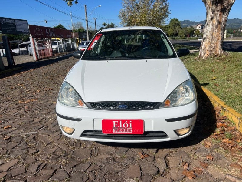 FOCUS 1.6 8V FLEX 4P MANUAL - 2005 - DOIS IRMãOS