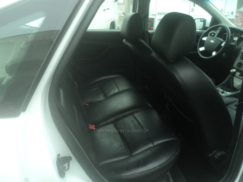 FOCUS 1.6 S 16V FLEX 4P MANUAL - 2011 - FARROUPILHA