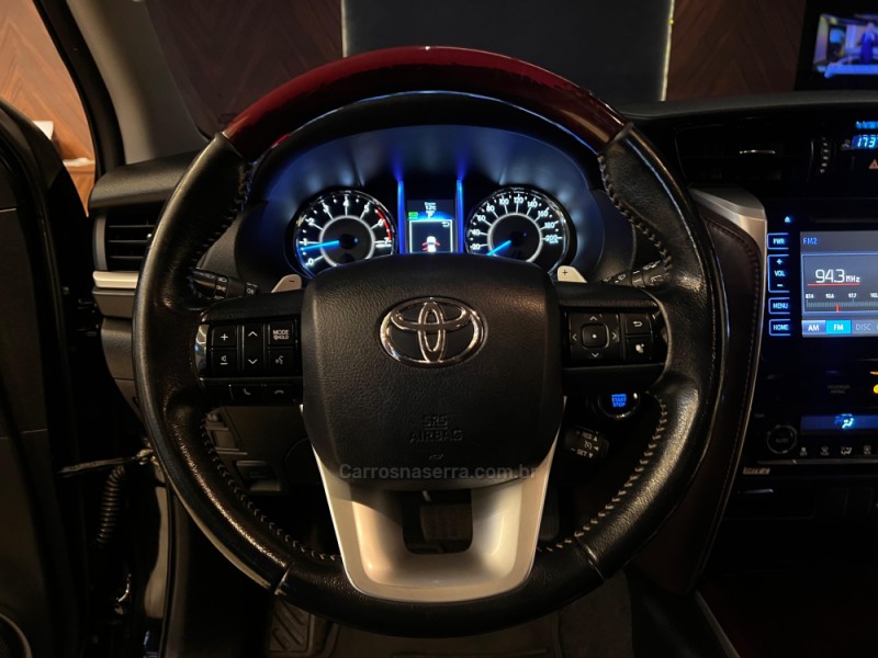 HILUX SW4 2.7 SRV 4X2 16V FLEX 7 LUGARES 4P AUTOMÁTICO - 2018 - CAMPO BOM