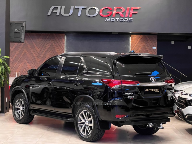 HILUX SW4 2.7 SRV 4X2 16V FLEX 7 LUGARES 4P AUTOMÁTICO - 2018 - CAMPO BOM