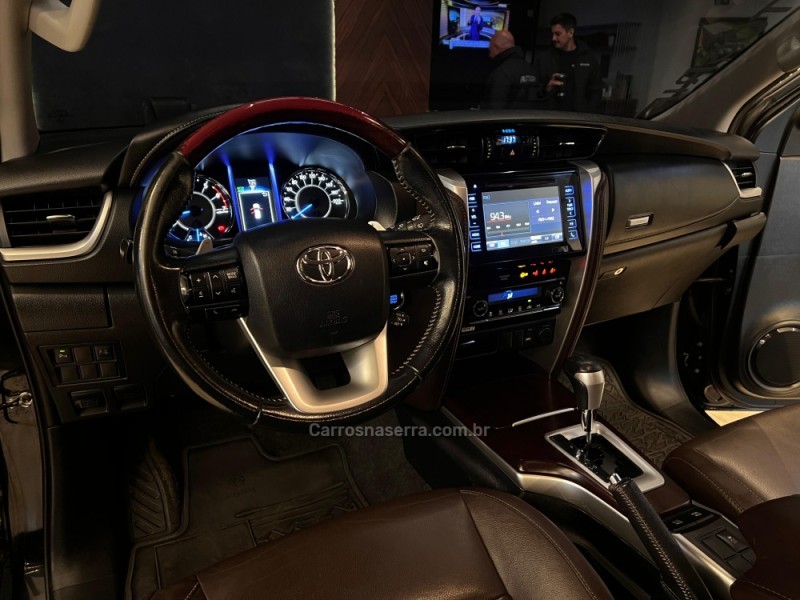 HILUX SW4 2.7 SRV 4X2 16V FLEX 7 LUGARES 4P AUTOMÁTICO - 2018 - CAMPO BOM