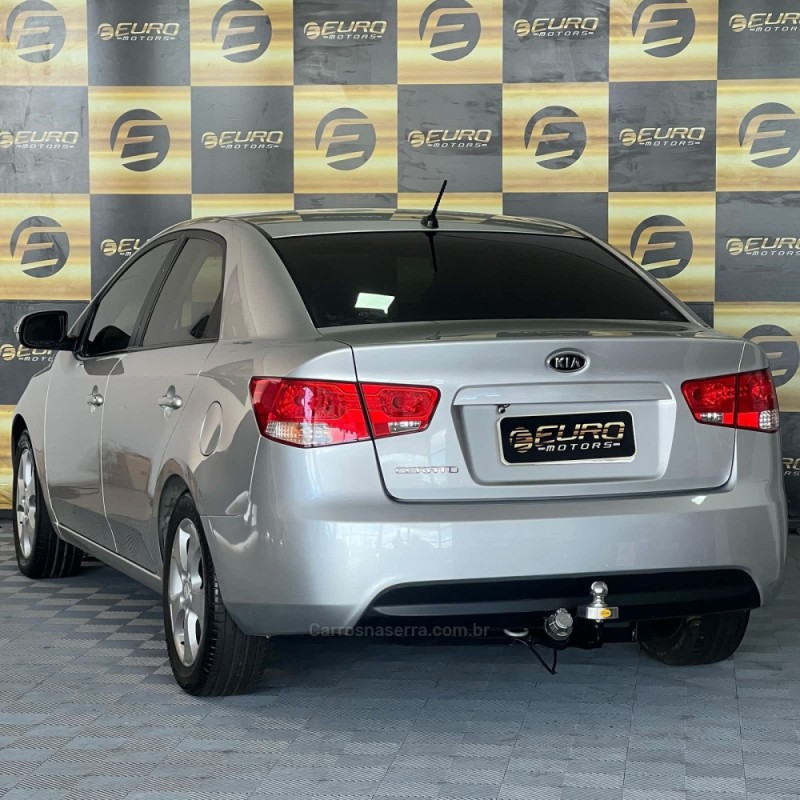 CERATO 1.6 E.221 SEDAN 16V GASOLINA 4P AUTOMÁTICO - 2010 - PORTãO