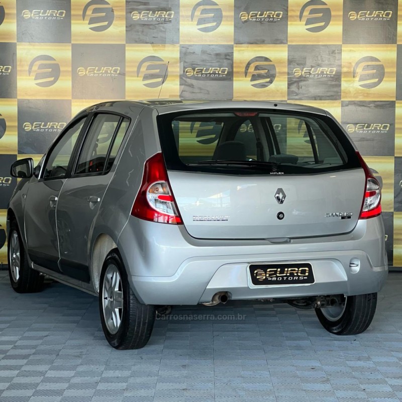SANDERO 1.6 AUTHENTIQUE 8V FLEX 4P MANUAL - 2011 - PORTãO