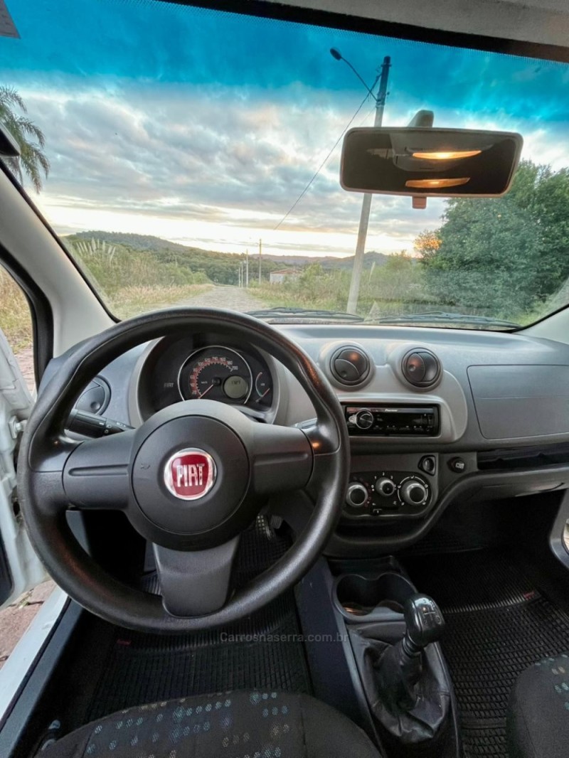 UNO 1.0 EVO VIVACE 8V FLEX 4P MANUAL - 2014 - NOVA PRATA