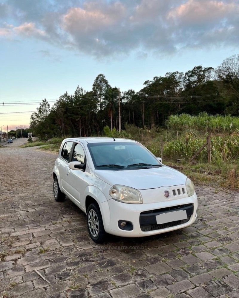UNO 1.0 EVO VIVACE 8V FLEX 4P MANUAL - 2014 - NOVA PRATA