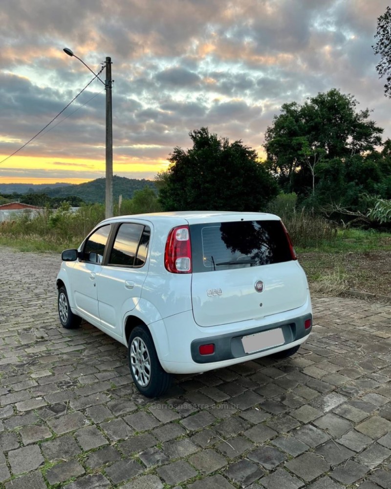 UNO 1.0 EVO VIVACE 8V FLEX 4P MANUAL - 2014 - NOVA PRATA