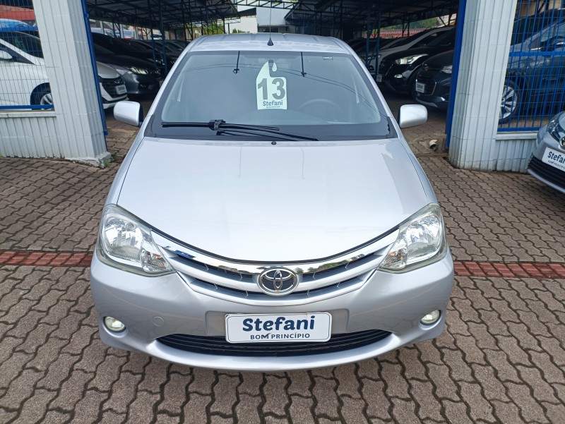 ETIOS 1.5 XLS 16V FLEX 4P MANUAL - 2013 - BOM PRINCíPIO