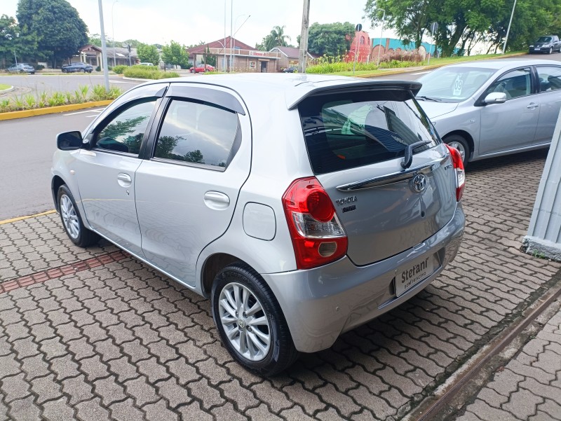 ETIOS 1.5 XLS 16V FLEX 4P MANUAL - 2013 - BOM PRINCíPIO