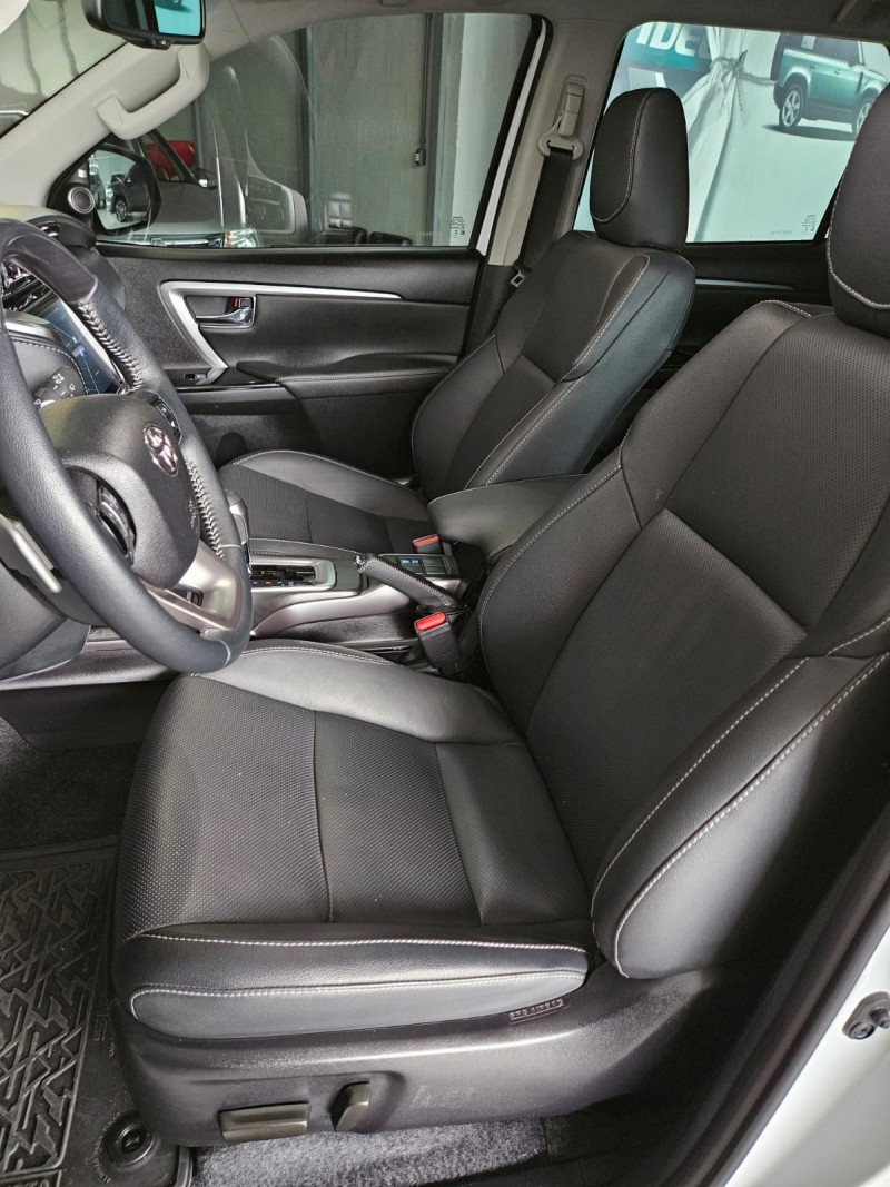 HILUX SW4 2.8 4X4 SRX PLATINUM TURBO 7 LUGARES DIESEL 4P AUTOMÁTICO - 2024 - FARROUPILHA