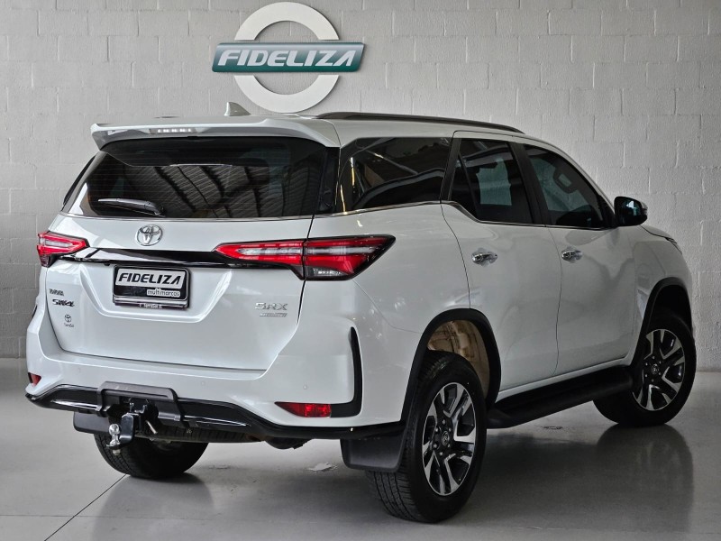 HILUX SW4 2.8 4X4 SRX PLATINUM TURBO 7 LUGARES DIESEL 4P AUTOMÁTICO - 2024 - FARROUPILHA