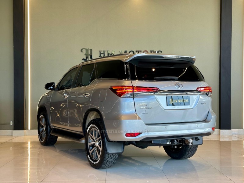 HILUX SW4 2.8 SRX 4X4 7 LUGARES 16V TURBO INTERCOOLER DIESEL 4P AUTOMÁTICO - 2019 - CAXIAS DO SUL
