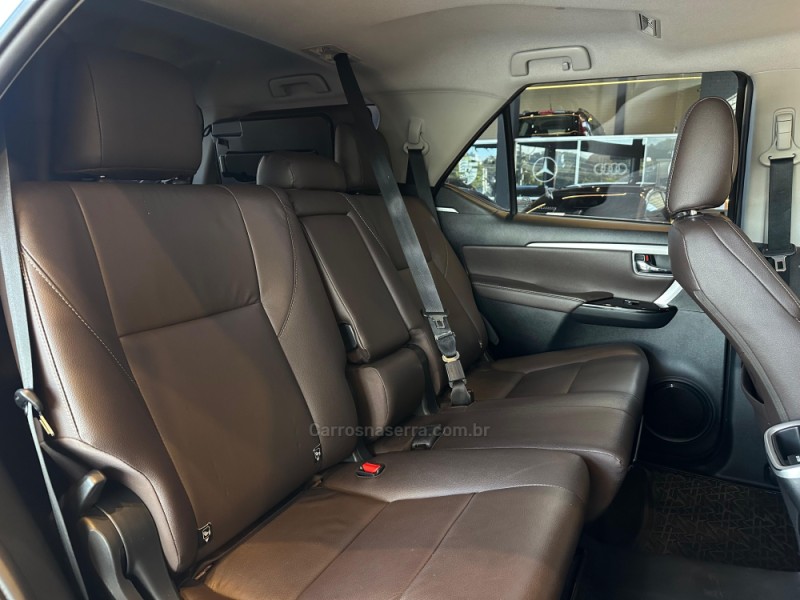 HILUX SW4 2.8 SRX 4X4 7 LUGARES 16V TURBO INTERCOOLER DIESEL 4P AUTOMÁTICO - 2019 - CAXIAS DO SUL