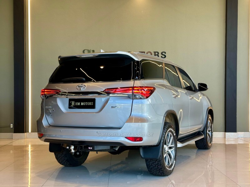 HILUX SW4 2.8 SRX 4X4 7 LUGARES 16V TURBO INTERCOOLER DIESEL 4P AUTOMÁTICO - 2019 - CAXIAS DO SUL