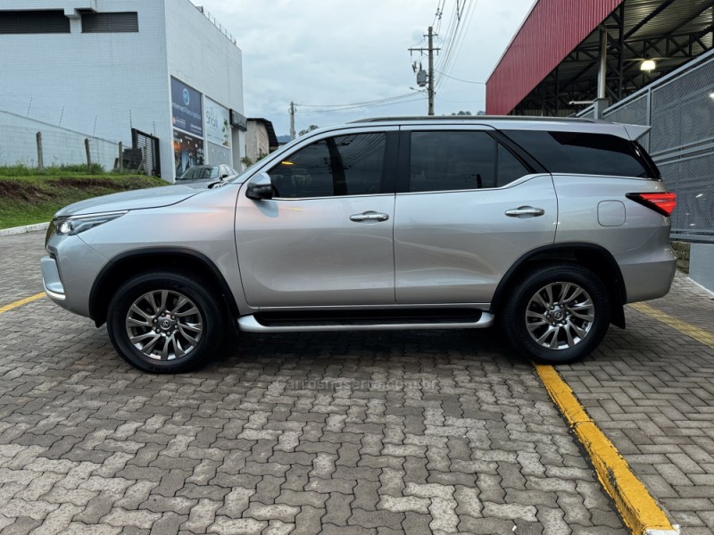 HILUX SW4 2.8 SRX 4X4 7 LUGARES 16V TURBO INTERCOOLER DIESEL 4P AUTOMÁTICO - 2022 - FELIZ