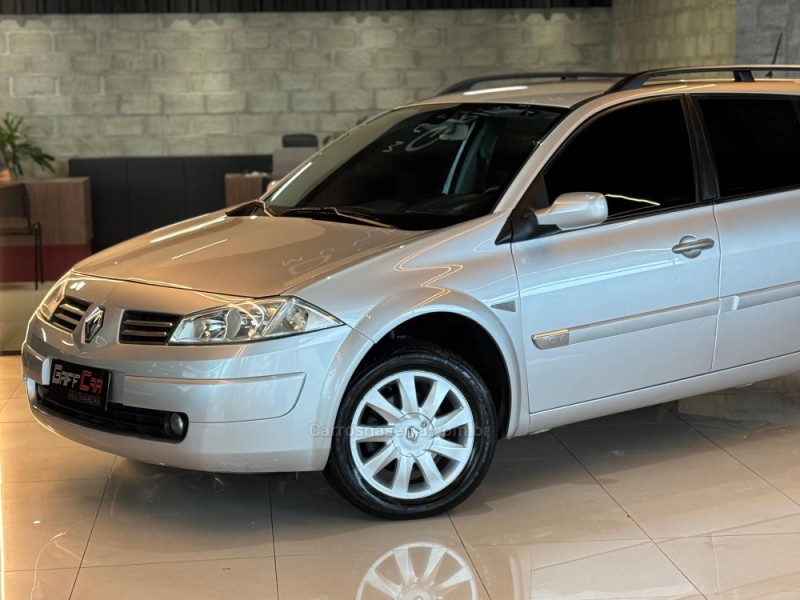 MÉGANE 1.6 DYNAMIQUE GRAND TOUR 16V FLEX 4P MANUAL - 2011 - DOIS IRMãOS