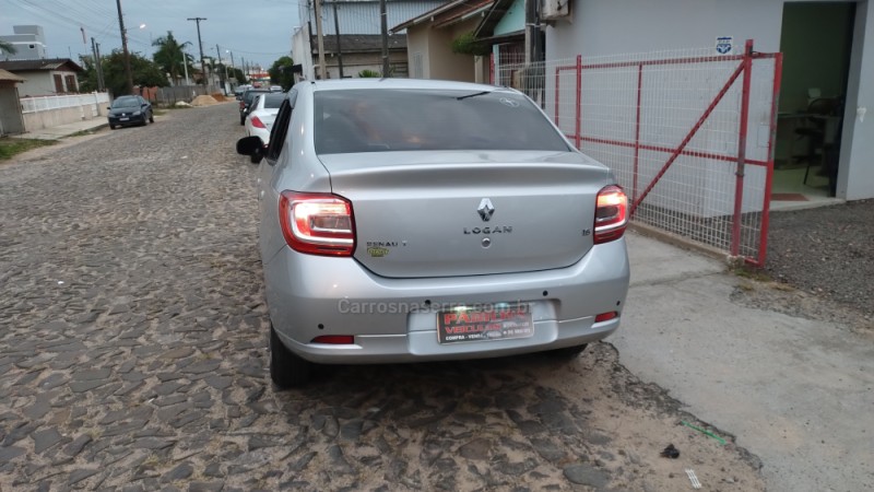 LOGAN 1.6 EXPRESSION 8V HI-FLEX 4P MANUAL - 2017 - SOMBRIO
