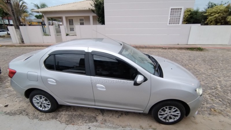 LOGAN 1.6 EXPRESSION 8V HI-FLEX 4P MANUAL - 2017 - SOMBRIO
