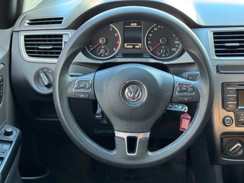 FOX 1.0 MI TRENDLINE 8V FLEX 4P MANUAL - 2015 - LAGOA VERMELHA
