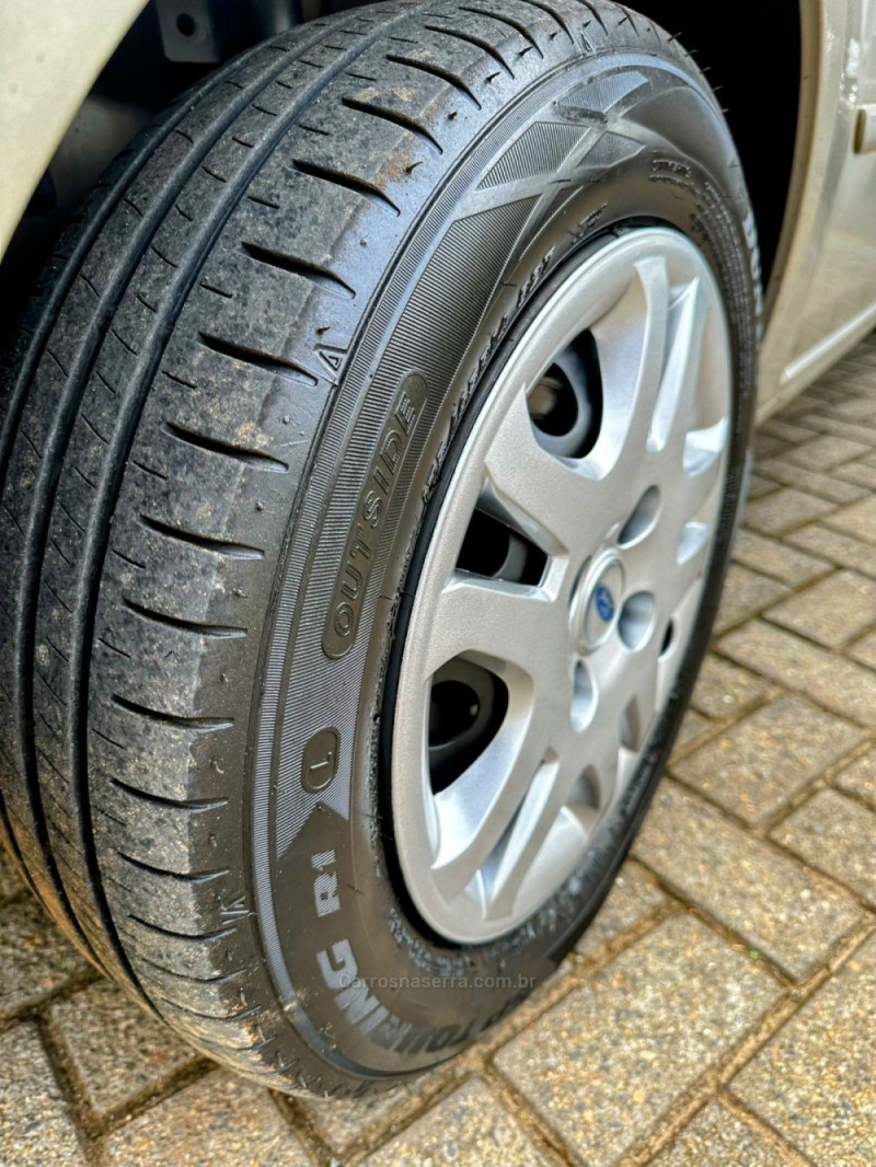 FIESTA 1.6 ROCAM SE PLUS SEDAN 8V FLEX 4P MANUAL - 2010 - TRêS COROAS