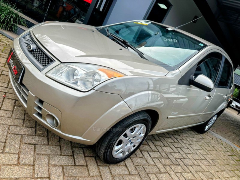 FIESTA 1.6 ROCAM SE PLUS SEDAN 8V FLEX 4P MANUAL - 2010 - TRêS COROAS