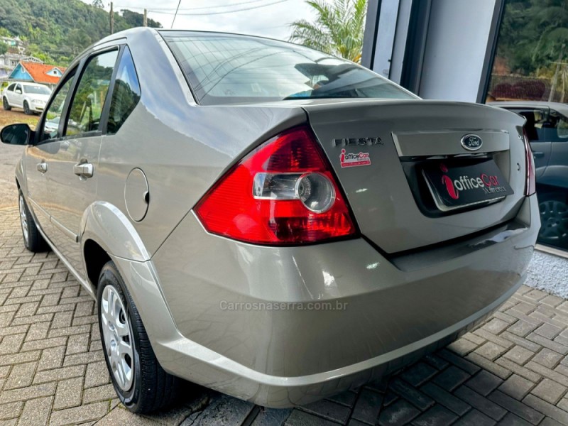 FIESTA 1.6 ROCAM SE PLUS SEDAN 8V FLEX 4P MANUAL - 2010 - TRêS COROAS