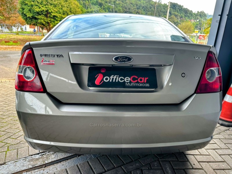 FIESTA 1.6 ROCAM SE PLUS SEDAN 8V FLEX 4P MANUAL - 2010 - TRêS COROAS