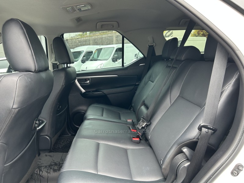 HILUX SW4 2.8 4X4 SRX PLATINUM TURBO 7 LUGARES DIESEL 4P AUTOMÁTICO - 2024 - FARROUPILHA