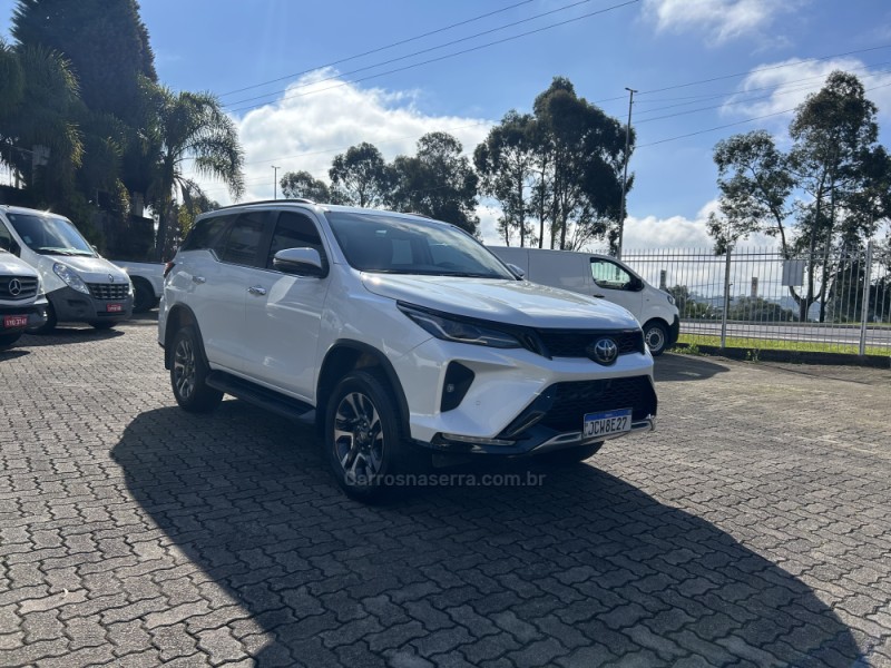 HILUX SW4 2.8 4X4 SRX PLATINUM TURBO 7 LUGARES DIESEL 4P AUTOMÁTICO - 2024 - FARROUPILHA