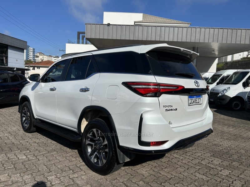 HILUX SW4 2.8 4X4 SRX PLATINUM TURBO 7 LUGARES DIESEL 4P AUTOMÁTICO - 2024 - FARROUPILHA