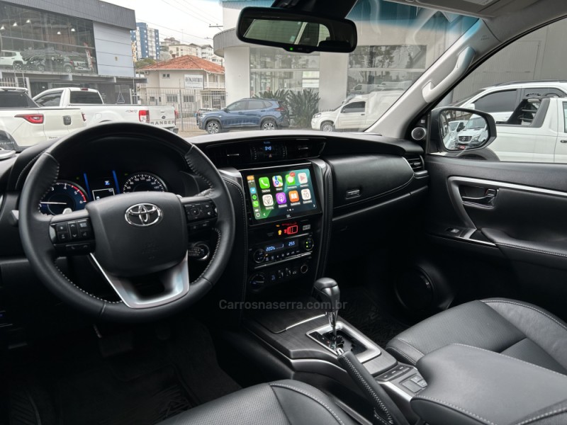 HILUX SW4 2.8 4X4 SRX PLATINUM TURBO 7 LUGARES DIESEL 4P AUTOMÁTICO - 2024 - FARROUPILHA