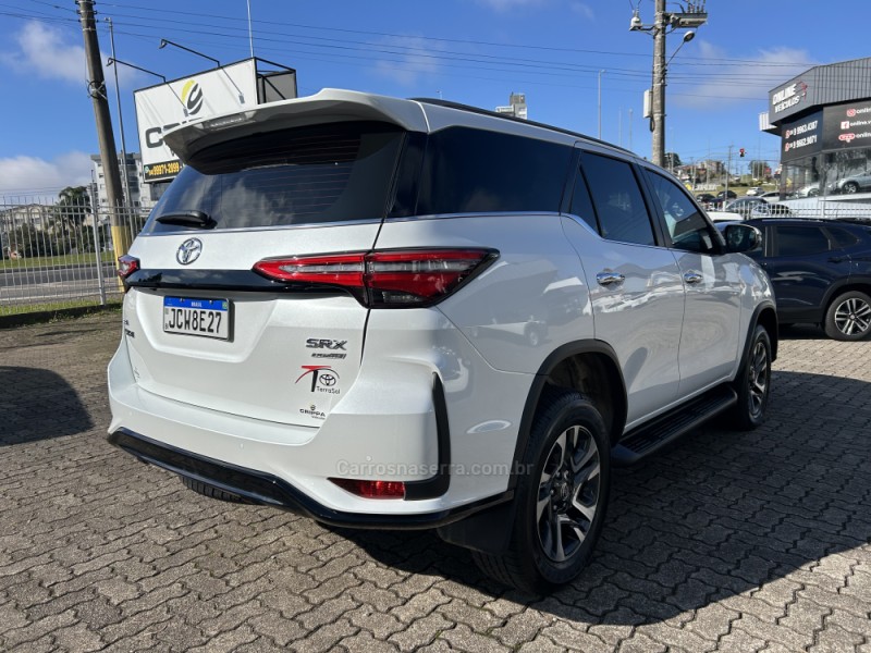HILUX SW4 2.8 4X4 SRX PLATINUM TURBO 7 LUGARES DIESEL 4P AUTOMÁTICO - 2024 - FARROUPILHA