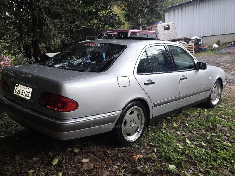 320 E 3.2 6 CILINDROS 24V GASOLINA 4P AUTOMÁTICO - 1996 - CAXIAS DO SUL