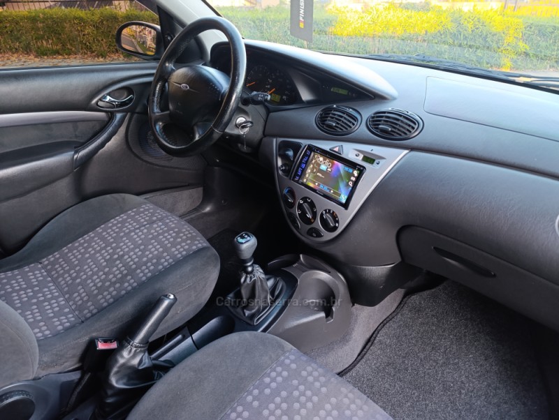 FOCUS 2.0 GHIA 16V FLEX 4P MANUAL - 2003 - CAXIAS DO SUL